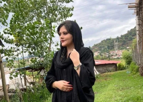 Policijas iecirknī Irānā nomirusi jauna sieviete, kura aizturēta "neislāmiska" apģērba dēļ 