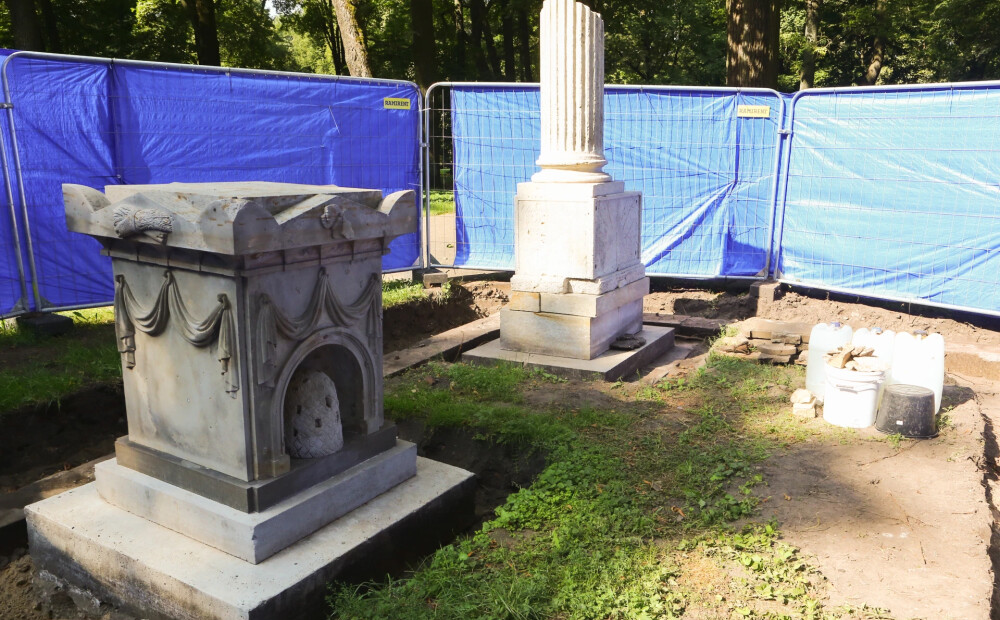 Lielajos kapos atjauno Vērmanes dzimtas kapu. FOTO
