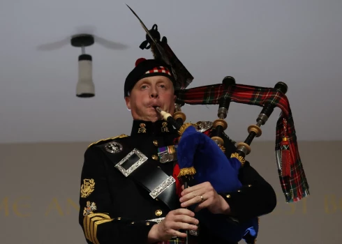 Pirmdien dūdas bēru ceremonijā spēlē dūdinieks Pols Bērnss no Skotijas Karaliskā pulka, kurš šajā amatā stājās pagājušajā gadā.