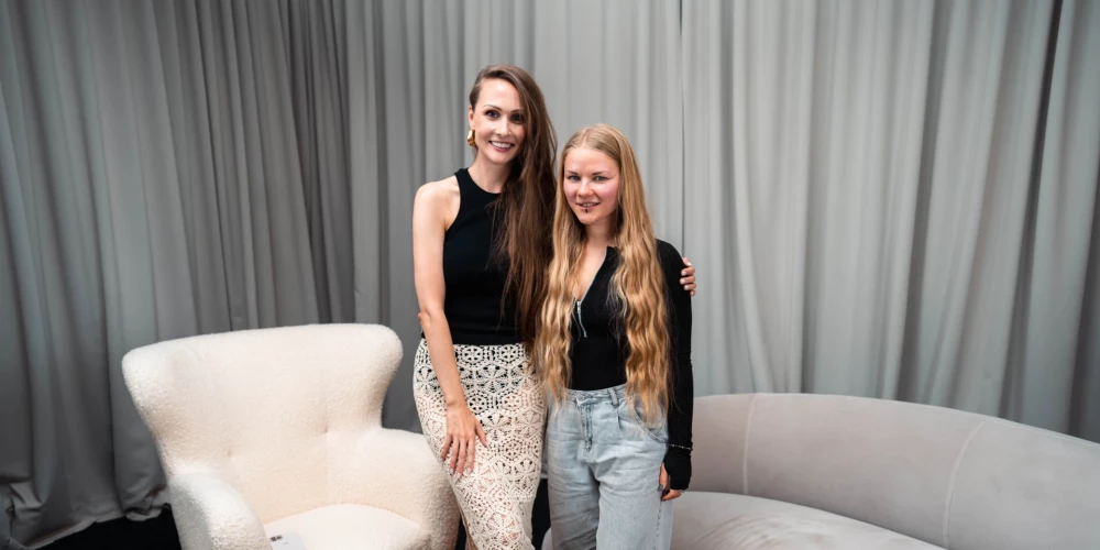 Žurnāliste Laura Saulīte un dziedātāju un dziesmu autore Būū
