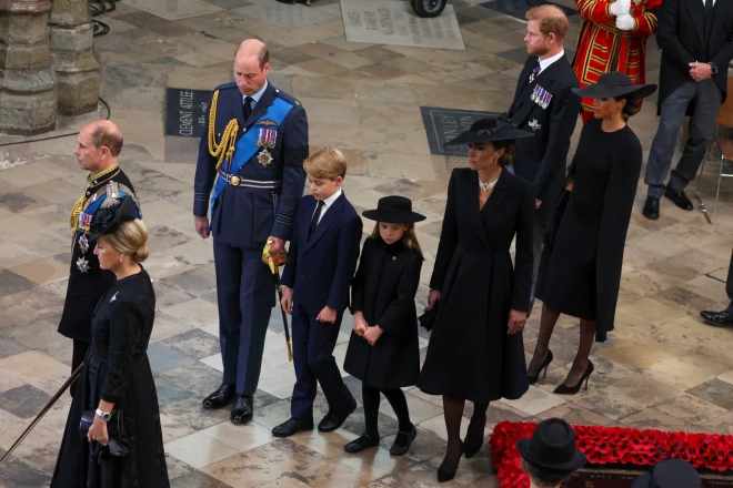 Princis Edvards ar sievu Veseksas grāfieni Sofiju (no kreisās), Velsas princis Viljams un Velsas princese Ketrīna ar vecākajiem bērniem princi Džordžu un princesi Šarloti, un Saseksas hercogi Harijs un Megana karalienes bērēs Vestminsteras abatijā.