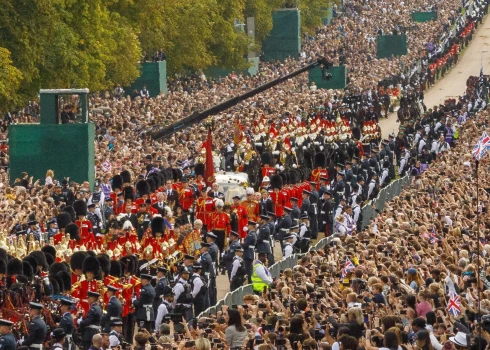 В Великобритании прошли похороны Елизаветы II: королева воссоединилась с мужем в часовне Георга VI