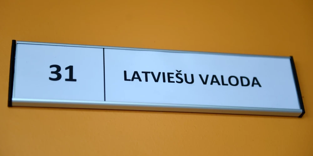 Saeimas komisija atbalsta likuma grozījumus par pāreju uz mācībām tikai latviešu valodā