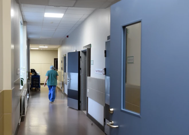 Mediķi raujas vairākos darbos cenšoties nopelnīt vairāk, tas noved pie izdegšanas