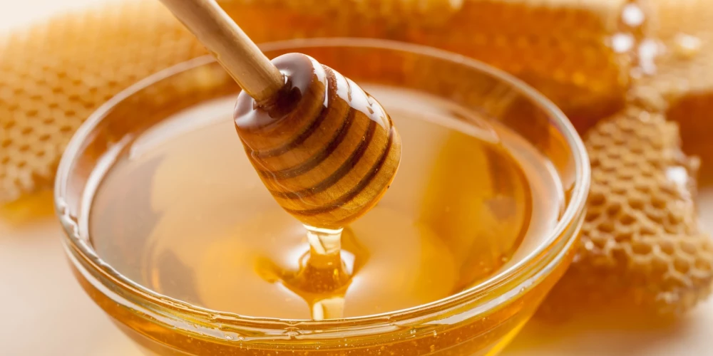 Cik daudz medus drīkstam dienā apēst un kas ikvienam būtu jāzina par šo saldo našķi