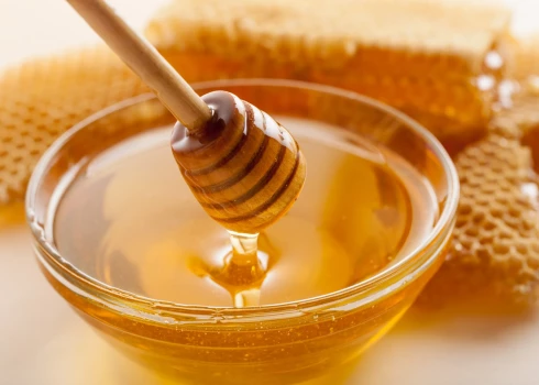 Cik daudz medus drīkstam dienā apēst un kas ikvienam būtu jāzina par šo saldo našķi