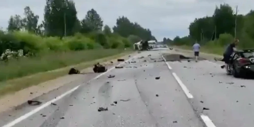 Negadījumā iesaistīta kravas un vairākas vieglās automašīnas. Tā rezultātā vienā vieglajā automašīnā iespiesti vairāki cilvēki un no kravas automašīnas notiek degvielas noplūde. 