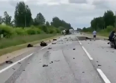 Negadījumā iesaistīta kravas un vairākas vieglās automašīnas. Tā rezultātā vienā vieglajā automašīnā iespiesti vairāki cilvēki un no kravas automašīnas notiek degvielas noplūde. 