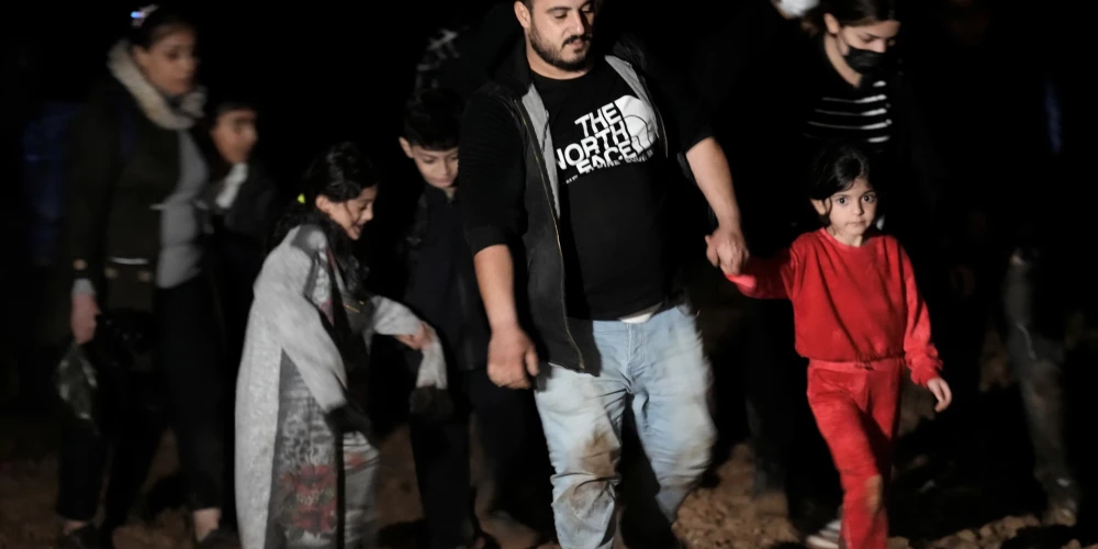 Pērn augustā nelegālo imigrantu pulks Vorzovas ciemā Dagdas novadā. Viņi kļuvuši par ieroci Lukašenko režīma karā pret Eiropu. 