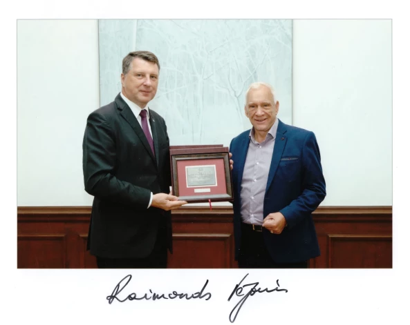 Глава государства Раймонд Вейонис в Президентском дворце в июле 2019 года вручает предпринимателю Юлию Круминьшу награду «В благодарность за сотрудничество и значительный личный вклад в рост и развитие Латвийской Республики»