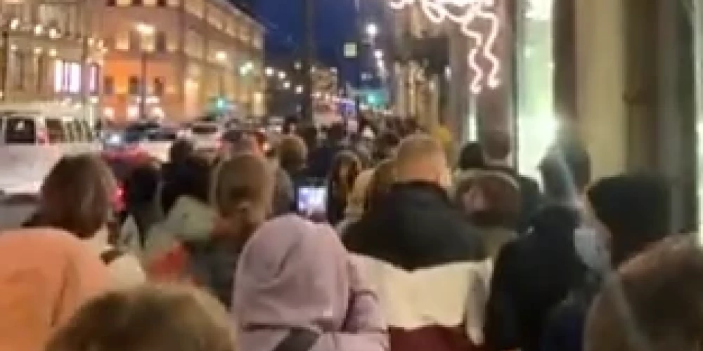 "Putinu ierakumos!" Ļaudis Krievijā izgājuši protestos pret mobilizāciju 