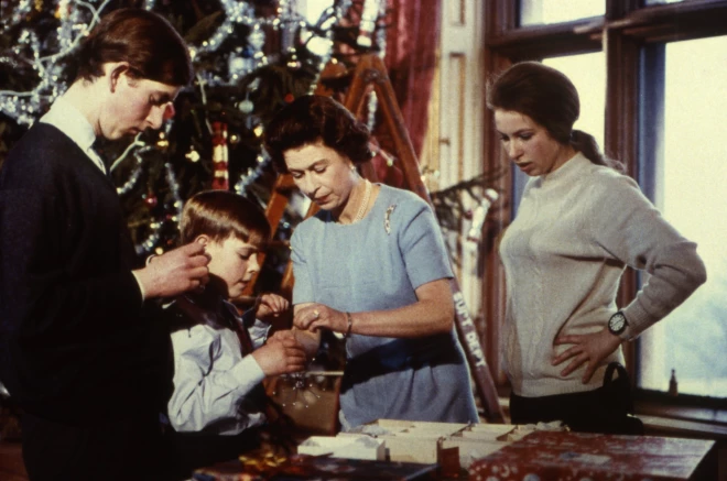 1969. gads. Karaliene Elizabete ar trim no saviem čeriem bērniem - princi Čārlzu, princi Endrū un princesi Annu.