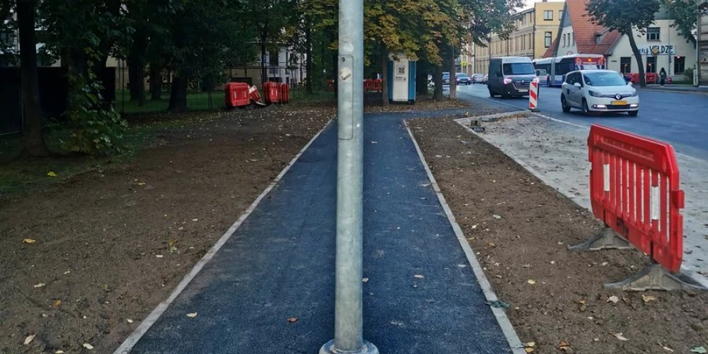 Cтолб посреди тротуара вызвал недоумение жителей (Фото: Twitter/Kaspars Škinčs)