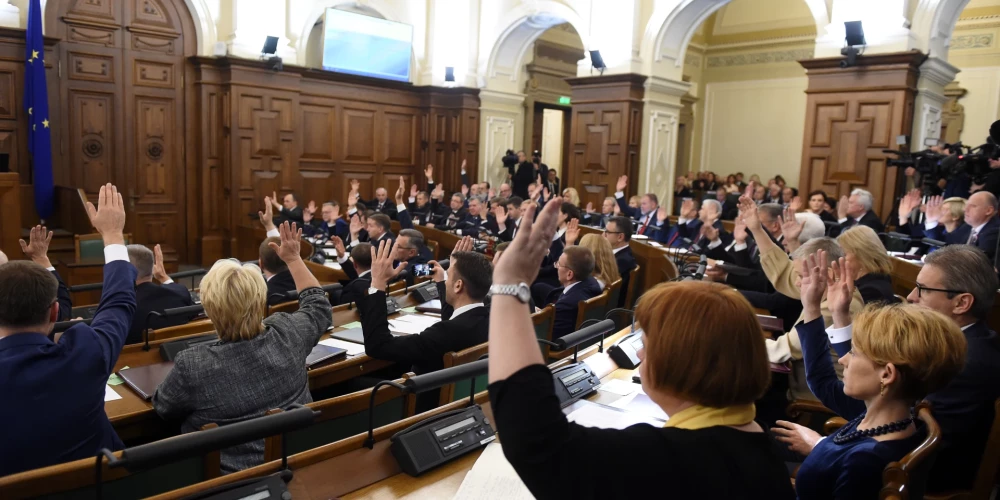 Saeima atbalsta latviešu valodas kā vienīgās valsts valodas statusa nodrošināšanas likumprojektu