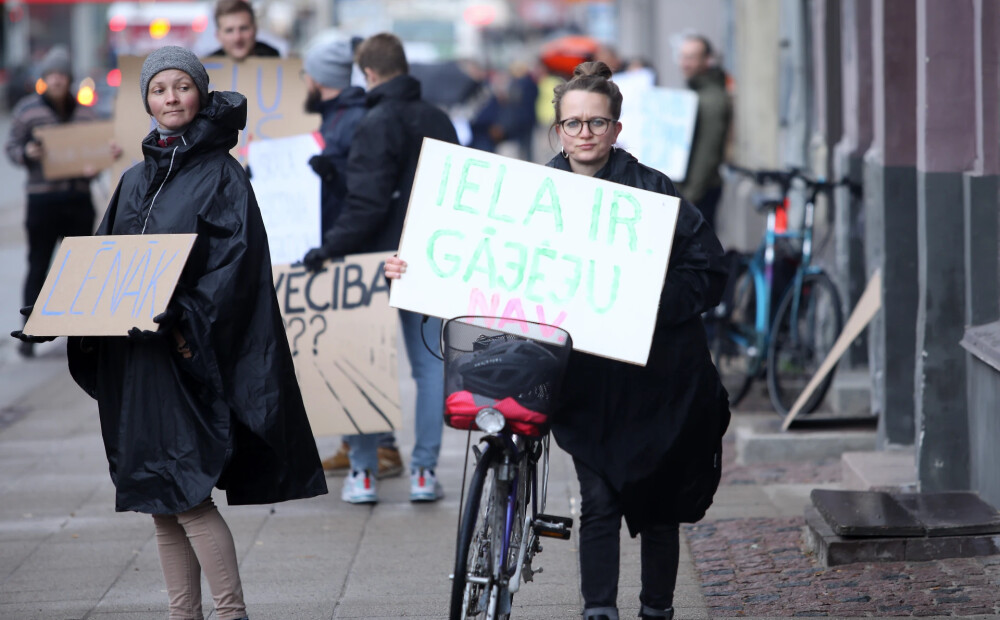 FOTO: cilvēki Rīgā piketē pret Brīvības ielas nepievilcīgumu