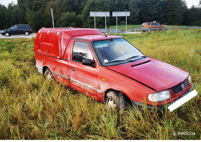 Sēlijas pusē – Sērenes pagastā kāds šoferītis savu volksvāgenu iestūrēja pļavā un pēc tam četras reizes neveiksmīgi ar 50 eiro lielu kukuli centās atpirkties no policistiem.