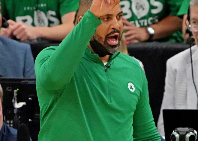 Bostonas "Celtics" uz vienu sezonu diskvalificē galveno treneri Udoku