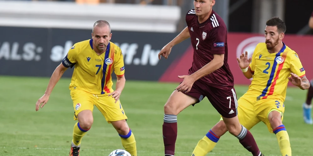 Eduards Emsis (dzimis 1996. gada 23. februārī) ir Latvijas futbolists, pussargs. Karjeru sāka kluba "Skonto" sistēmā, spēlējot tā dublieru komandā 1. līgā. No 2014. līdz 2018. gadam spēlēja FS Metta/LU sastāvā, aizvadot 75 spēles Virslīgā un gūstot 3 vārtus. 2019. gada sezonā pārstāvēja FK Jelgava, taču savainojumu dēļ laukumā devās tikai trīs Virslīgas spēlēs. 2020. gada janvārī pievienojās Armēnijas Premjerlīgas klubam Erevānas "Noah", vēlāk spēlējis arī Somijā. Regulāri spēlējis Latvijas U-21 izlasē. Latvijas pieaugušo izlasē debitēja 2018. gada 3. februārī draudzības spēlē pret Dienvidkoreju.