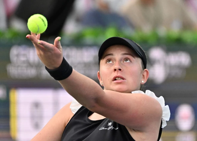 Ostapenko pārliecinoši iekļūst pusfinālā, kur spēkosies ar britu talantu Radukanu