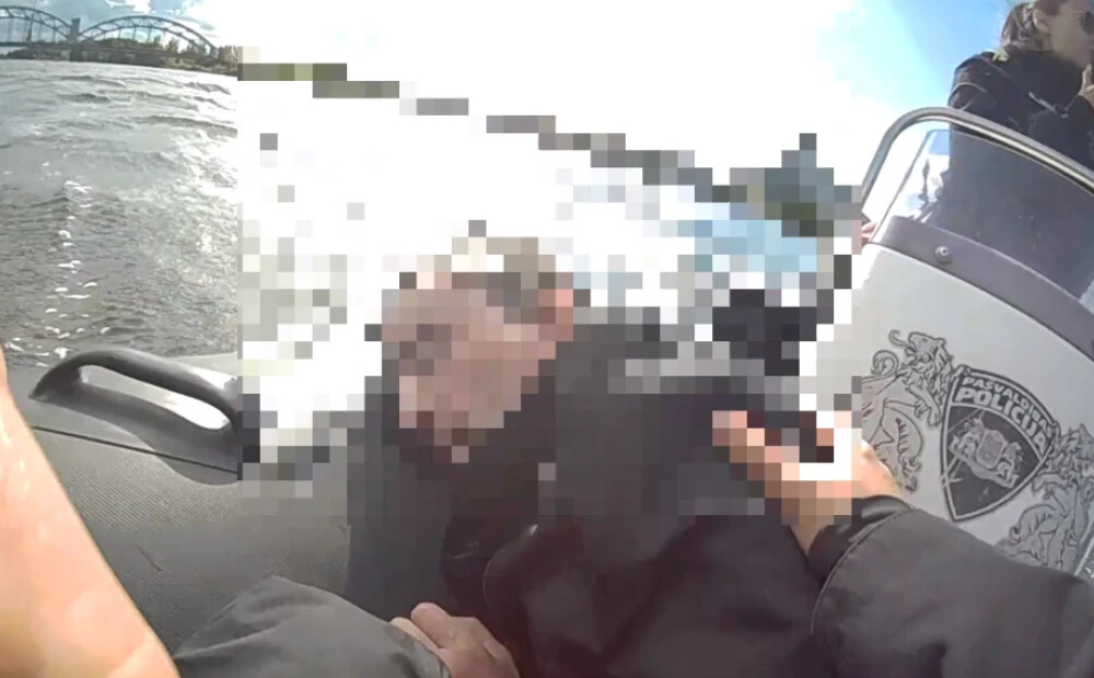 Pašvaldības policisti izglābj no tilta Daugavā ielēkušu vīrieti. VIDEO