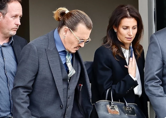 Džonijam Depam romāns ar savu advokāti, kura ir precēta divu bērnu māte