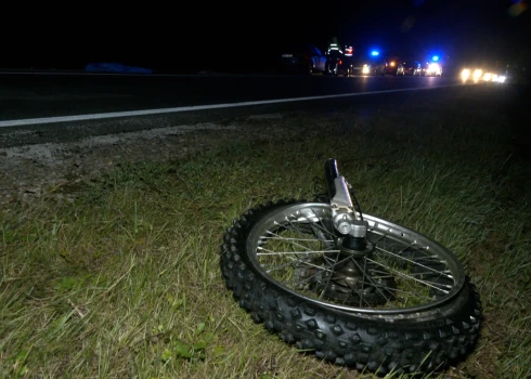 Фатальная ошибка: ехавший ночью по лиепайскому шоссе мотоциклист забыл включить фару