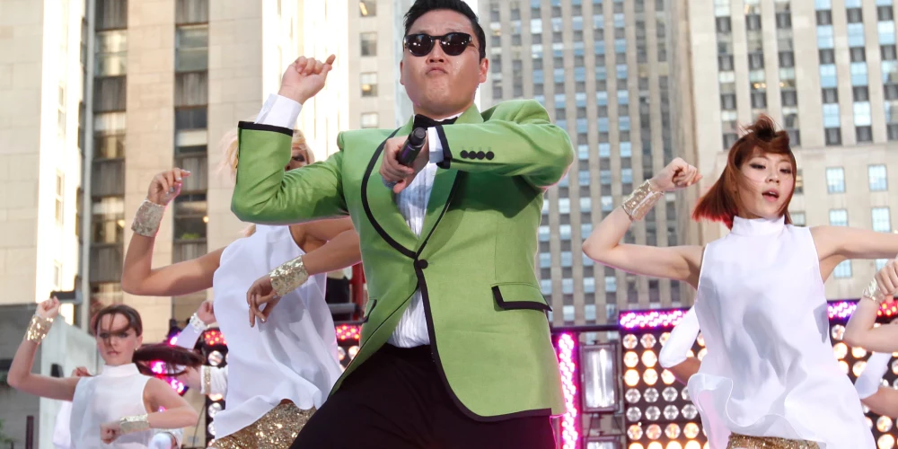 Корейский музыкант Psy в клипе “Gangnam Style”, 2012 