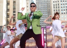 Корейский музыкант Psy в клипе “Gangnam Style”, 2012 