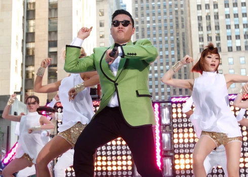 Корейский музыкант Psy в клипе “Gangnam Style”, 2012 