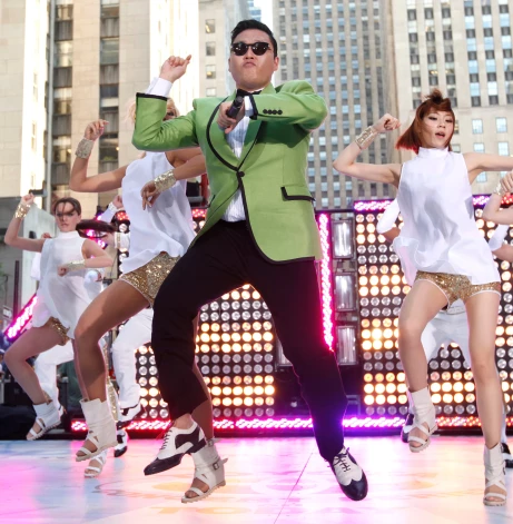 Корейский музыкант Psy в клипе “Gangnam Style”, 2012