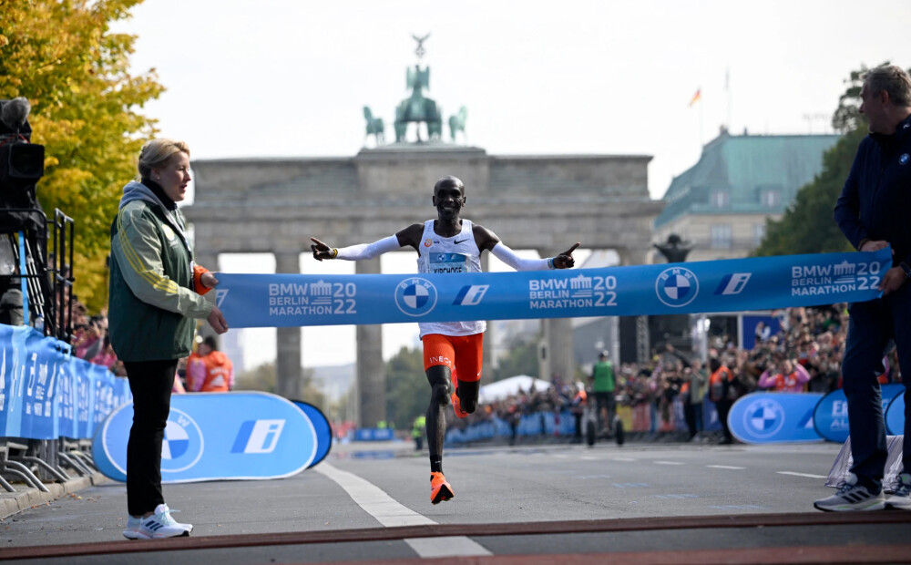 Kenijas skrējējs Kipčoge labo pasaules rekordu un uzvar Berlīnes maratonā