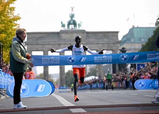 Kenijas skrējējs Kipčoge labo pasaules rekordu un uzvar Berlīnes maratonā