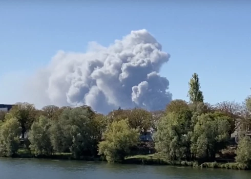 Столб густого дыма виден из центра Парижа (Фото: скриншот видео)