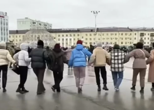 Akcija tika rīkota kā osuohajs - tradicionālā jakutu riņķa deja. To iesāka jaunākas, bet pēc tam pievienojās vecākas sievietes.