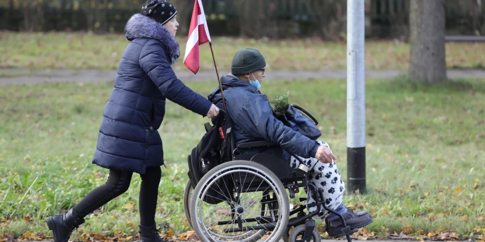 Invalīdu un viņu draugu apvienības “Apeirons” dati liecina, ka apmēram 40% Latvijas iedzīvotāju varētu būt nepieciešamība pēc ērtākas vides pieejamības infrastruktūras.