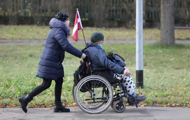 Invalīdu un viņu draugu apvienības “Apeirons” dati liecina, ka apmēram 40% Latvijas iedzīvotāju varētu būt nepieciešamība pēc ērtākas vides pieejamības infrastruktūras.