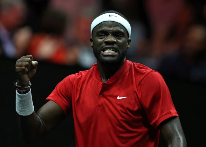 Tiafo pārspēj Cicipu un palīdz Pasaules komandai pirmo reizi triumfēt Leivera kausā