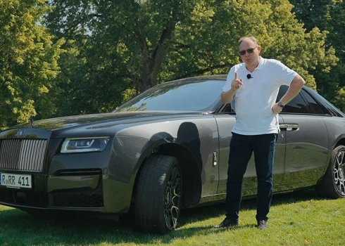 "Rolls-Royce Black Badge Ghost" cena ir no 400 tūkstošiem eiro uz augšu.