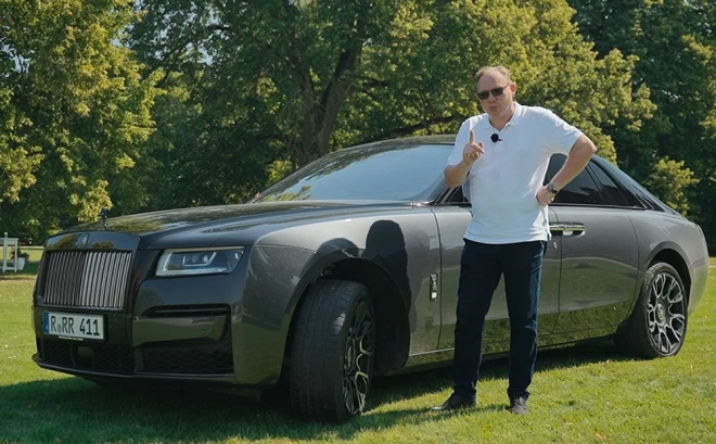 "Rolls-Royce Black Badge Ghost" cena ir no 400 tūkstošiem eiro uz augšu.