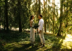 FOTO: ar pikniku mežā kāzas nosvin aktrise Elīna Vaska
