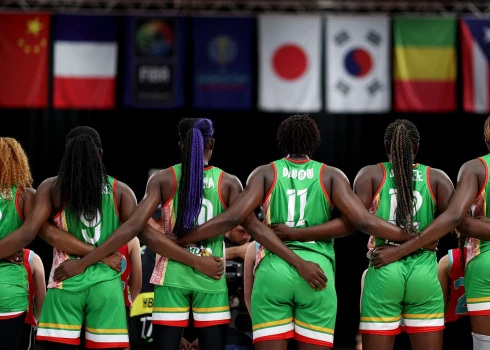 VIDEO: Mali sieviešu basketbola izlases spēlētājas sakaujas pēc zaudējuma Serbijai
