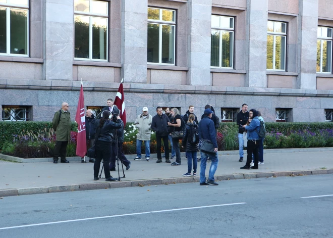 Politiskās partijas "Nacionālās savienības "Taisnīgums"" organizētais pikets pret Krievijas pilsoņu ielaišanu Latvijā.