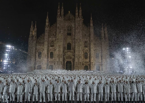 1952 артиста в белых пуховиках Moncler устроили шоу в центре Милана 