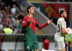 Spānijas futbolisti ar uzvaru pēdējās minūtēs Portugālē iekļūst Nāciju līgas "play-off" turnīrā