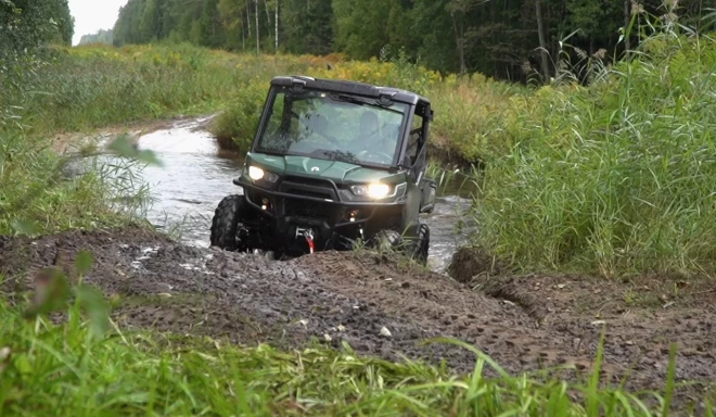 Traktorkvadracikls aprīkots ar 900 kubikcentimetru Rotax dzinēju, kas attīsta 65 zirgspēkus.