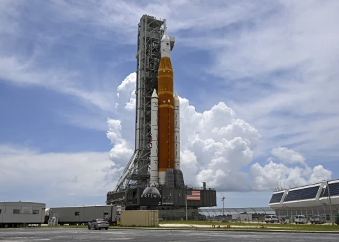 NASA SLS raķete atgriežas transportlīdzekļu montāžas ēkā Kenedija kosmosa centrā, Floridā, 2022. gada 2. jūlijā.. 