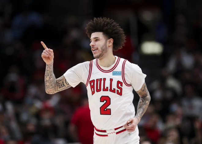 Lonzo Bols nespēj pat uzkāpt pa trepēm; būs jāveic vēl viena ceļgala operācija