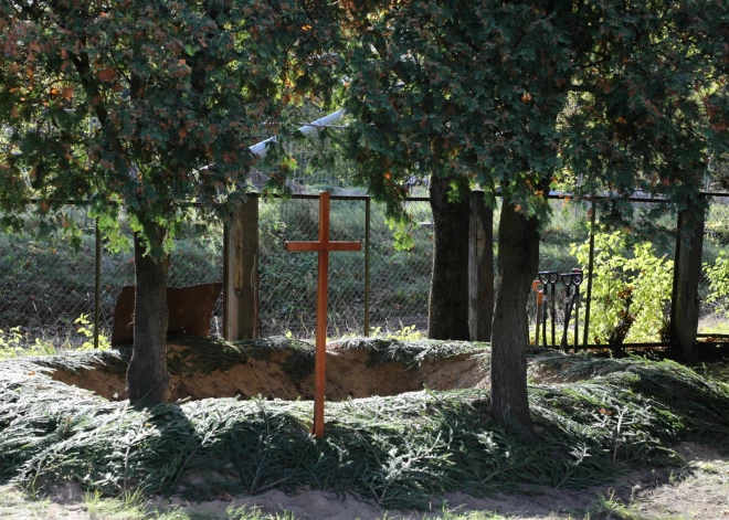 Rīgas domes Mājokļu un vides departamenta Kapsētu pārvalde sadarbībā ar meklēšanas vienību "Leģenda" šodien pārapbedīja 99 cilvēku mirstīgās atliekas, kas šovasar tika atrastas, veicot būvdarbus satiksmes pārvadā pār dzelzceļu pie Brasas stacijas, informēja Rīgas domes Komunikācijas pārvalde.