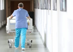 Из-за забастовки медиков в больнице Страдиня отменили десятки операций