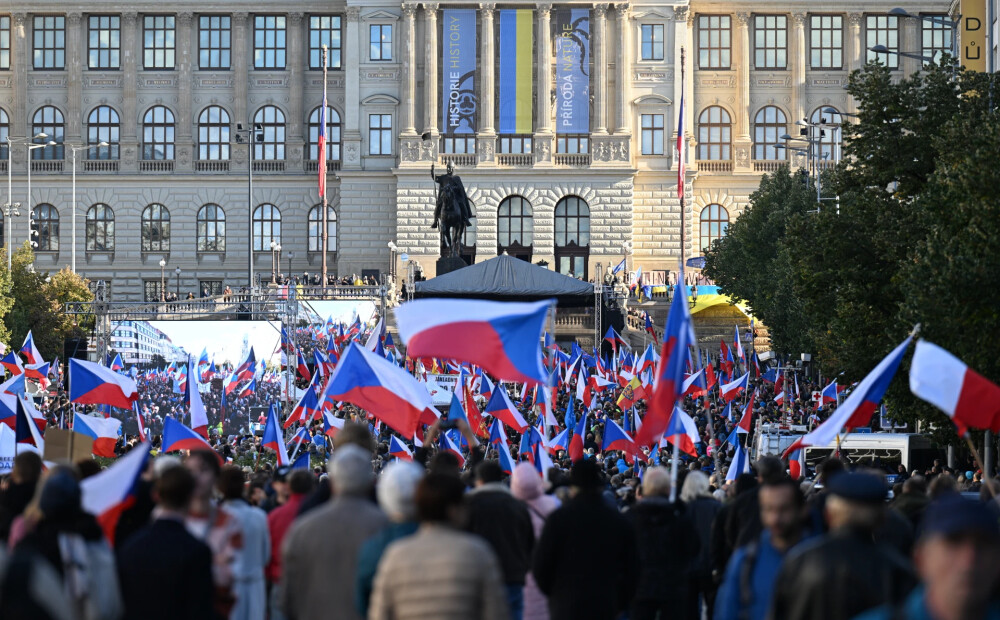 Prāgas ielās izgājuši tūkstošiem cilvēku, pieprasot Čehijai pasludināt sevi par neitrālu valsti